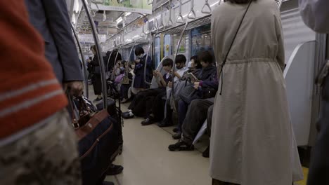 Los-Viajeros-En-El-Metro-De-Tokio,-Japón