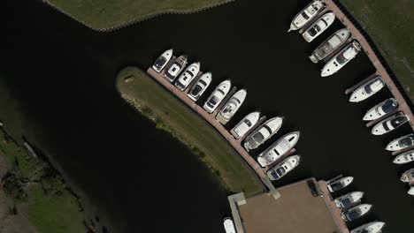 Freizeitboote-Anlegen,-Vogelperspektive,-Fluss-Trent,-Luftaufnahme,-Newark,-Nottinghamshire,-Vereinigtes-Königreich