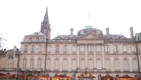 Wunderschöne-Europäische-Architektur-Entlang-Des-Flusses-Ill-In-Straßburg,-Frankreich-Mit-Kathedrale-Und-Weihnachtsmärkten