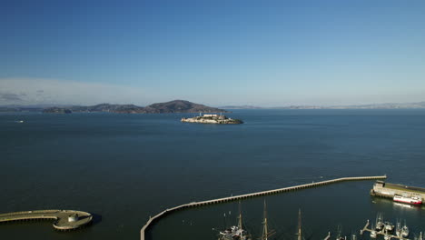 Aerial-view-over-the-Fisherman’s-Wharf,-toward-the-Alcatraz-island,-in-San-Francisco