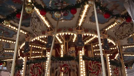 Altes-Traditionelles-Deutsches-Karussell,-Das-Sich-Auf-Einem-Marktplatz-Auf-Einem-Festlichen-Weihnachtsmarkt-In-Europa-Dreht