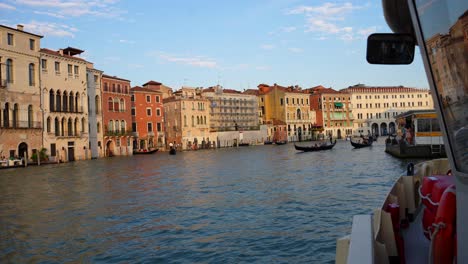 Gondeln-Mit-Touristen,-Die-Durch-Den-Canal-Grande-In-Venedig-Navigieren