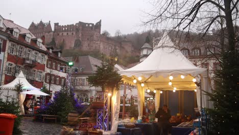 Castillo-Encima-De-Los-Puestos-De-Mercado-En-Heidelberg,-Alemania,-En-Un-Festivo-Mercado-Navideño-En-Europa