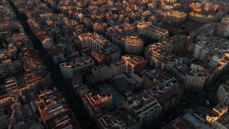 Luftaufnahme-Von-Barcelona-Im-Morgengrauen-Mit-Wunderschönen-Mustern-In-Spanien