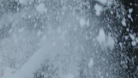 Nahaufnahme-Von-Mit-Schnee-Bedeckten-Ästen-Anfang-Dezember,-Die-Mit-Einem-Besen-Auf-Die-Äste-Schlagen,-Um-Aus-Dem-Schnee-Herauszukommen