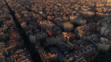 Luftaufnahme-Von-Barcelona-Im-Morgengrauen-Mit-Wunderschönen-Mustern-In-Spanien