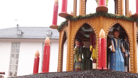 Holzfiguren-Und-Kerzen-Drehen-Sich-Als-Weihnachtsdekoration-Auf-Einem-Festlichen-Weihnachtsmarkt-In-Deutschland,-Europa