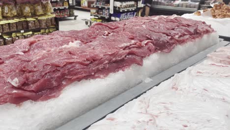 Carne-Roja-Fresca-En-Nevera-De-Hielo-En-El-Supermercado-Local
