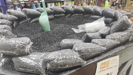 Comida-Vegetal-Tradicional-Mexicana-De-Frijol-Negro-Expuesta-En-Un-Supermercado-Mexicano-Con-Precios-Especiales-En-Pesos-Mexicanos