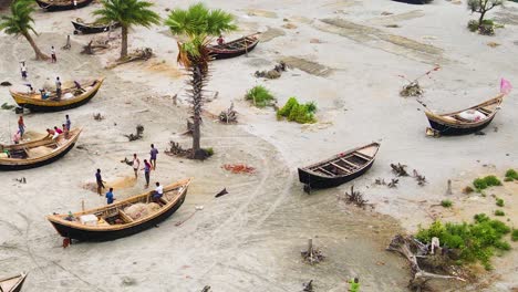 Gente-Preparando-Barcos-Para-Pescar-En-La-Playa-De-Kuakata,-Cerca-De-La-Aldea-De-Bangladesh