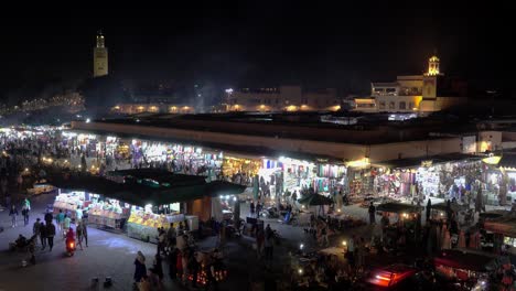 El-Humo-Se-Eleva-Desde-Los-Numerosos-Puestos-De-Comida-Callejera-En-Una-Concurrida-Plaza-Jemaa-El-Fna.