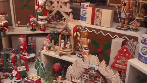 Süße-Weihnachtsdekorationen-Zum-Verkauf-In-Einem-Schaufenster-In-Heidelberg,-Deutschland-Auf-Einem-Festlichen-Weihnachtsmarkt-In-Europa