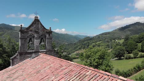 Drone-Closeup-to-Romanesque-Church-in-Asturias-Landscape-Lush-Green-Mountains-and-Skyline,-San-Vicente-de-Serapio