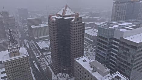 Vista-De-ángulo-Alto-De-Un-Centro-De-Utah-En-Salt-Lake-City-Mientras-Cae-La-Nieve-En-Invierno