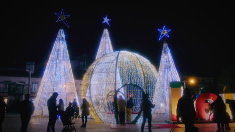 Wunderschöne-Riesige-Weihnachtsbäume-Aus-Licht-In-Leiria,-Portugal,-Breite-Kardanische-Aufnahme-In-Zeitlupe