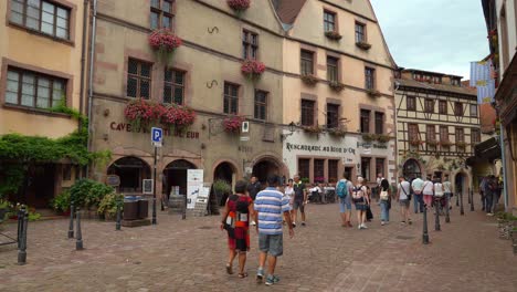 Das-Dorf-Kayserberg-Liegt-In-Einer-Sehr-Malerischen-Umgebung-In-Einem-Von-Weinbergen-Umgebenen-Tal