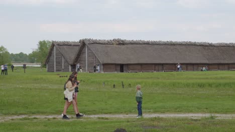 Eine-Archäologische-Stätte-Von-Biskupin-Und-Ein-Lebensgroßes-Modell-Einer-Befestigten-Siedlung-Aus-Der-Spätbronzezeit-In-Polen