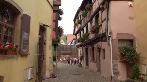 To-discover-the-unique-architectural-heritage-of-Riquewihr,-it-is-still-best-to-walk-around-it-to-admire,-at-leisure,-the-innumerable-monuments