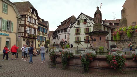 Der-Saint-Léon-Platz-Ist-Einer-Der-Schönsten-Orte-In-Eguisheim-–-Er-Ist-Das-Herz-Der-Stadt