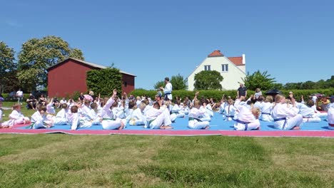 Schwarzgurt-Taekwondo-Trainer-Untersucht-Seine-Taekwondo-Schüler-Im-Freien