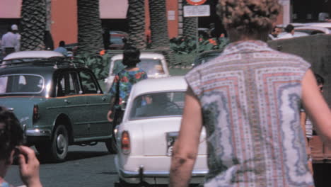 Coches-Clásicos-Estacionados-Alrededor-De-Una-Plaza-En-Verano-En-Roma-En-Los-Años-1960