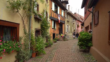 Eguisheim-Verdankt-Seinen-Ruhm-Seinem-Architektonischen-Ensemble,-Das-Vor-Den-Verwüstungen-Der-Geschichte-Bewahrt-Und-Intelligent-Bewahrt-Wurde