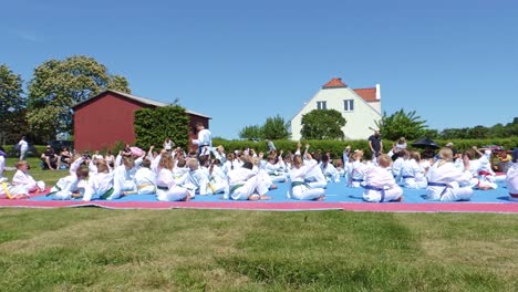 El-Entrenador-De-Taekwondo-Cinturón-Negro-Enseña-A-Los-Estudiantes-La-Teoría-Del-Taekwondo-Durante-El-Entrenamiento-Al-Aire-Libre