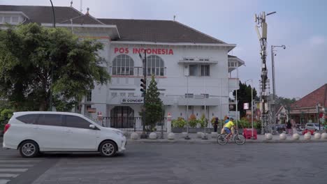 Weißes,-Riesiges-Vintage-Gebäude-Mit-Der-Aufschrift-„Pos-Indonesia“.