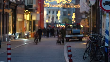 Gente-Caminando-En-La-Calle-Tradicional-Holandesa-Durante-El-Invierno-En-Diciembre