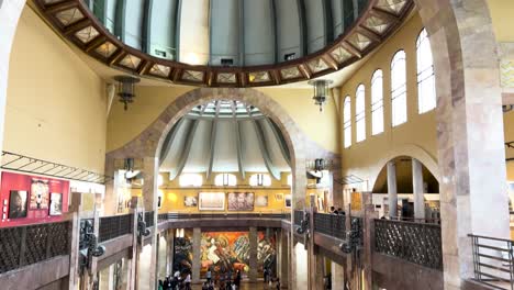 Toma-En-Cámara-Lenta-De-Personas-Disfrutando-De-Una-Exposición-De-Arte-En-El-Palacio-De-Bellas-Artes-En-El-Centro-De-La-Ciudad-De-México