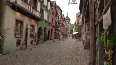 Dentro-De-Las-Murallas-Bien-Conservadas-De-La-Ciudad,-Hay-Callejones-Estrechos-Y-Calles-Irregulares,-Sin-Coches,-Con-La-Excepción-De-Los-Pocos-Vehículos-De-Los-Nativos,-La-Gente-Del-Pueblo-Que-Vive-En-Encantadoras-Casas-Con-Entramado-De-Madera.