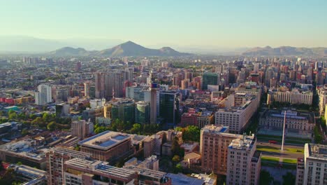 Luftaufnahme,-Die-Zum-Entel-Turm-Aufsteigt,-Sonniger-Abend-In-Santiago-De-Chile