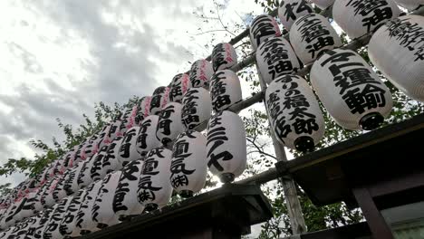 Linternas-Japonesas-Blancas-En-El-Santuario-Del-Templo-Senso-ji-En-Asakusa,-Tokio,-Japón