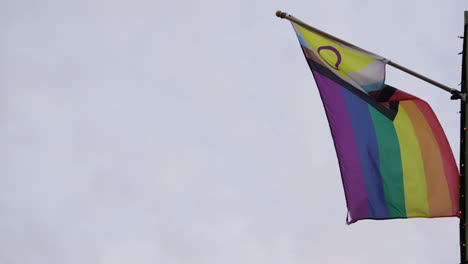Bandera-Del-Arco-Iris-Del-Orgullo-Queer-Ondeando-Al-Viento