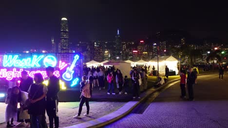 Die-Atmosphäre-Des-Nachtmarktes-Im-Kulturviertel-West-Kowloon,-Hongkong