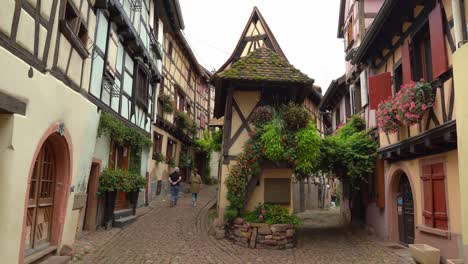 Eguisheim-atmosphere-is-relaxed-and-inviting-to-explore-and-enjoy-peace