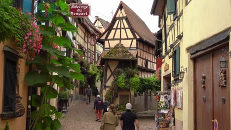 Eguisheim-streets-and-colorful-half-timbered-houses-are-all-built-in-concentric-circles-around-the-13th-century-octagonal-castle,-Château-de-Sain-Léon-Pfalz