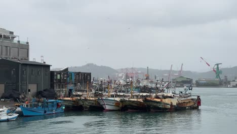 Scene-of-boats-mooring-and-the-gentle-breeze-of-water-ripple-in-Zhengbin-Fishing-Port,-Zhongzheng-District,-Keelung,-Taiwan