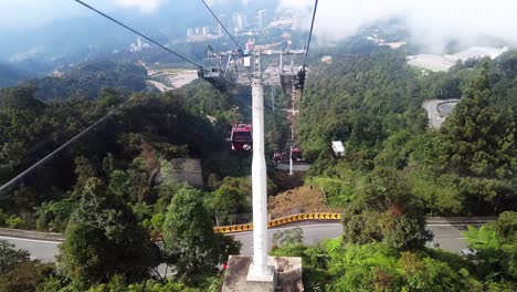 Blick-Der-Aufsteigenden-Seilbahnpassagiere-Auf-Die-Absteigenden-Wagen-Im-Resort-World-Genting,-Malaysia