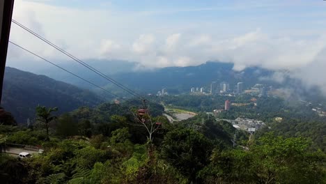 Vista-Panorámica-Del-Sistema-De-Teleférico-Sobre-Un-Municipio-En-La-Ruta-Hacia-El-Complejo-De-Lujo-En-La-Cima-De-La-Montaña-De-Resorts-World-Genting,-Malasia