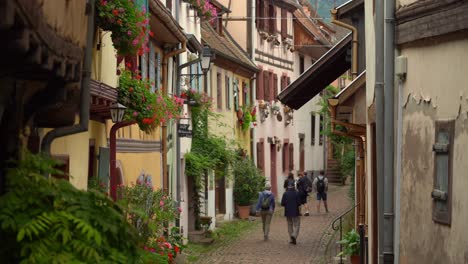 El-Encantador-Y-Pequeño-Pueblo-Alsaciano-De-Eguisheim-Presenta-Casas-Antiguas-De-Colores-Brillantes-Con-Tejados-Puntiagudos-Y-Fachadas-Con-Entramado-De-Madera.