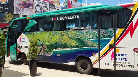 Außenansicht-Des-Timor-Leste-Reisebusses-Mit-Kreuzfahrtpassagieren-In-Der-Hauptstadt-Dili,-Osttimor,-Südostasien