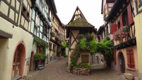 En-Eguisheim-Los-Visitantes-Pueden-Encontrar-Flores-En-Cada-Ventana,-En-Cada-Edificio-Y-En-Cada-Esquina.