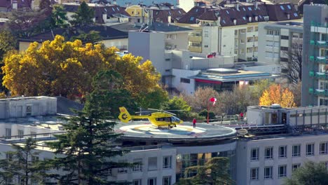 An-Einem-Sonnigen,-Aber-Windigen-Herbsttag-Steht-Ein-Hubschrauber-Am-Hubschrauberlandeplatz-Des-Krankenhauses-In-Meran