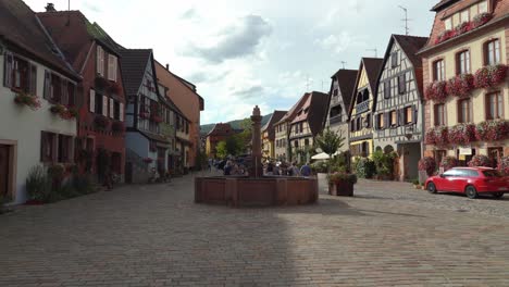 Bergheim-Es-Una-De-Las-Pocas-Ciudades-De-Alsacia-Que-Ha-Conservado-Casi-Por-Completo-Sus-Murallas-Medievales.