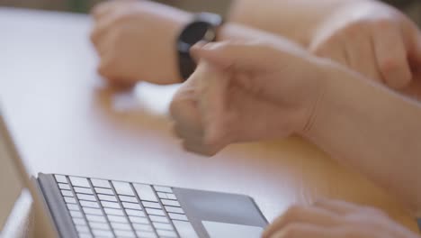 Male-hand-explains-with-gestures-in-front-of-screen-of-tablet-computer---Close-up