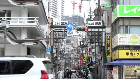 Statische-Aufnahme:-Belebte-Einkaufsstraße-Mit-Menschen,-Die-Durch-Die-Geschäftige-Stadt-In-Osaka-Laufen