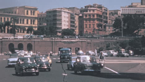 Hauptstraße-Voller-Oldtimerverkehr-Im-Rom-Der-1960er-Jahre