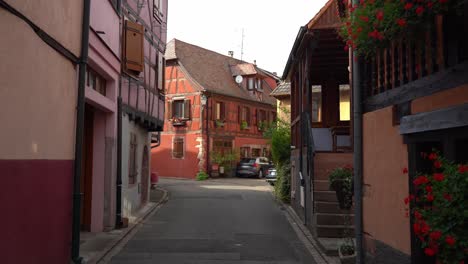 Hermosa-Casa-Roja-Con-Entramado-De-Madera-En-Bergheim,-En-El-Este-De-Francia