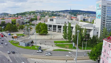 Antiguo-Edificio-De-Istrópolis-En-El-Centro-De-La-Ciudad-De-Bratislava,-Eslovaquia---Vista-Aérea